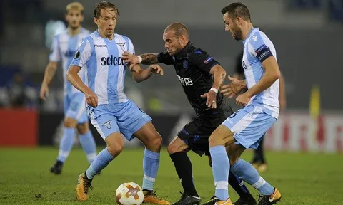 Sneijder "méo mặt" trước khối bê tông của Simone Inzaghi