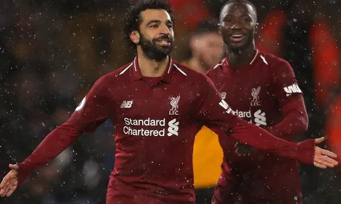 Soán ngôi Aubameyang, Salah đưa Liverpool 'chạm một tay' vào chức vô địch