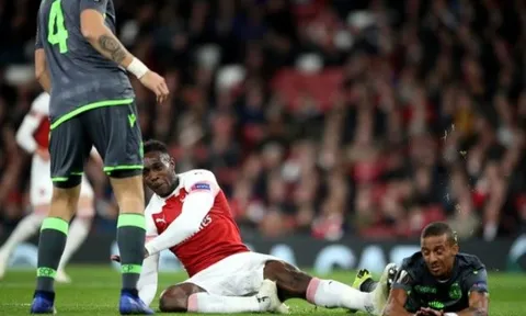 Sốc! Danny Welbeck chấn thương cực nặng, rời sân với bình oxy