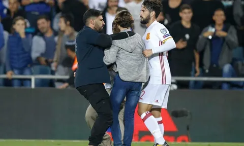 SỐC: Fan cuồng mang theo dao ám sát Isco?
