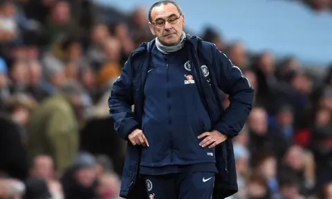 Sốc! Huyền thoại M.U kêu gọi Chelsea giữ chân Sarri