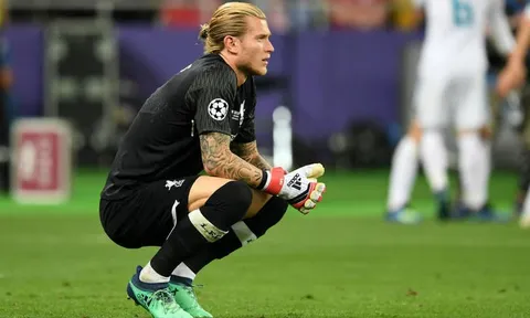 Sốc: Loris Karius lại mắc sai lầm ngớ ngẩn khiến đội nhà ôm hận