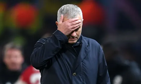 Sốc! Luke Shaw đã cố tình "triệt hạ" Mourinho với một hành động