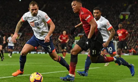 Sốc! Martial hành động khó hiểu, M.U 'ngồi trên đống lửa'