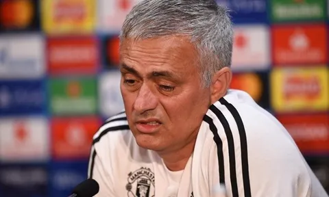 Sốc: Mourinho phải cuốc bộ đến Old Trafford vì trễ xe bus trận Juve