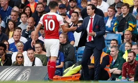 Lộ lý do SỐC khiến Ozil bị loại khỏi đội hình Arsenal