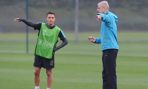 Sốc: Sanchez không thèm bắt tay Wenger trên sân tập