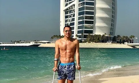 SỐC: Terry chống nạng... du hí Dubai