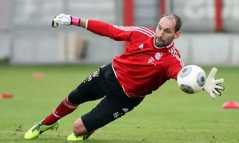 Sốc: Thiếu người, Bayern gọi cả HLV thủ môn lên thi đấu