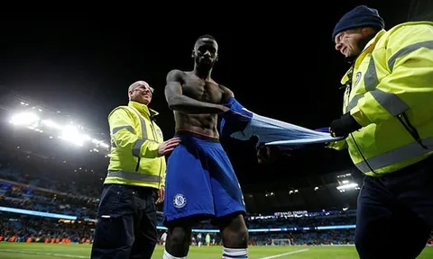 Sốc! Thua đau Man City, CĐV ném "vật thể lạ" thẳng vào mặt sao Chelsea