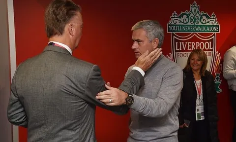 SỐC: Van Gaal tố Mourinho 'đâm lén', cướp ghế HLV Man Utd