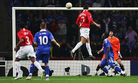 SỐC vì hành động không giống ai của Ronaldo 10 năm trước