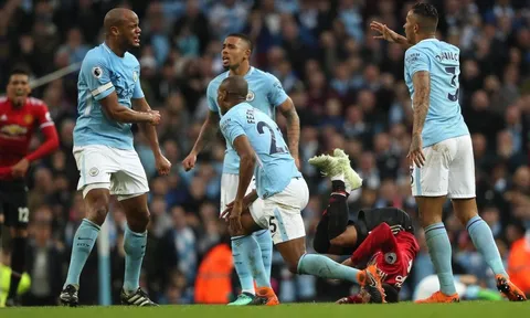 TOÀN CẢNH phòng thay đồ ngập tiếng chửi thề của Man City sau trận thua M.U