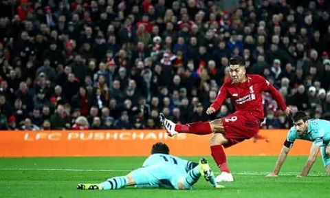 Sokratis quỳ gối bất lực trước pha solo đẳng cấp của Firmino
