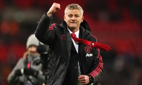 Solskjaer vẫn có thể cười giữa tiết trời lạnh lẽo ở Wembley!
