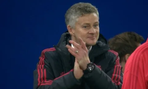 Solskjaer đã hét lên điều gì với hàng tiền vệ MU trước Cardiff?