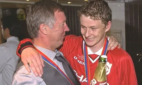 Solskjaer ra tay, huyền thoại Sir Alex trở lại sân tập Man Utd