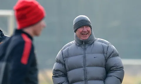 Solskjaer: "Sir Alex nói với tôi 'thấy cậu ta chứ con trai'"