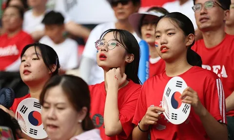 Fan nữ Hàn Quốc cực xinh cổ vũ Son Heung Min