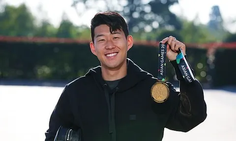 Son Heung-min hí hửng mang HCV ASIAD sang tận Premier League