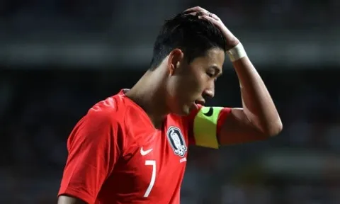 Son Heung-min tròn xoe mắt nhìn đồng đội đấu vật trên sân