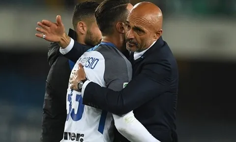 Spalletti ghì chặt học trò khi thoát hiểm ở thành Verona