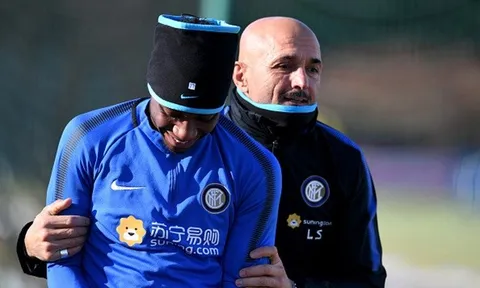 Spalletti "nói ngàn lời yêu" với học trò ngay giữa sân tập