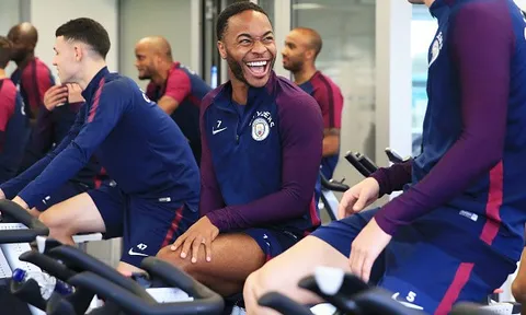Sterling cười 'ngoác mồm' ngày hội ngộ đồng đội