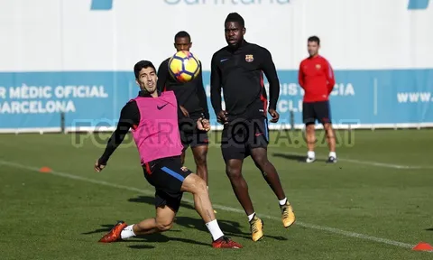 Suarez bất lực trước Umtiti trên sân tập của Barca