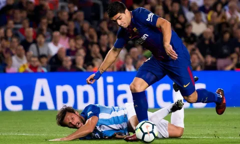 Suarez bực bội rời sân, Valverde liền ân cần dỗ dành