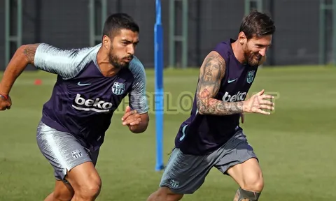 Suarez đọ tốc độ cùng Messi trên sân tập