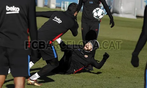 Suarez khiến Pique ngã chổng vó trong buổi tập của Barcelona