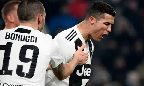 Sút mãi không vào, Ronaldo điên tiết phá cột dọc Roma