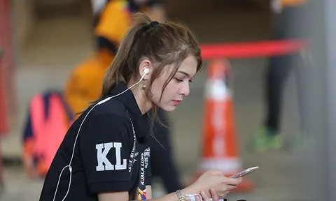 Ngắm vẻ đẹp lai tây hút hồn của nữ phóng viên Malaysia