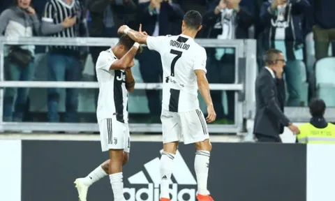 Dybala khóc nức nở khi Ronaldo ôm vào lòng