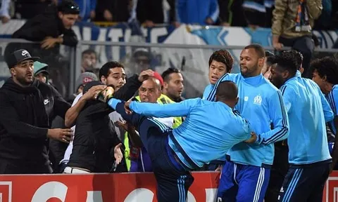 Tái hiện cú kungfu của Cantona, Evra bị đuổi khi trận đấu chưa bắt đầu