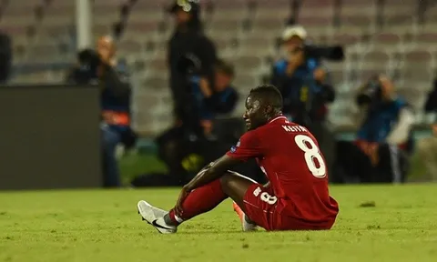 Tân binh được cõng ra sân, lực lượng Liverpool "tan nát"