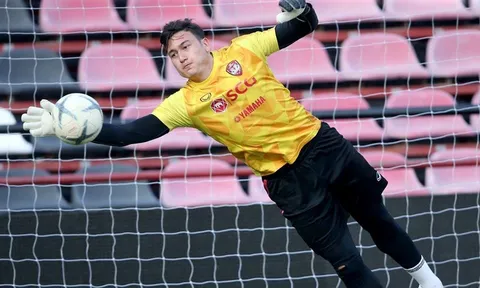 Tập buổi đầu tại Muangthong Utd, Văn Lâm bay lượn khiến tất cả trầm trồ