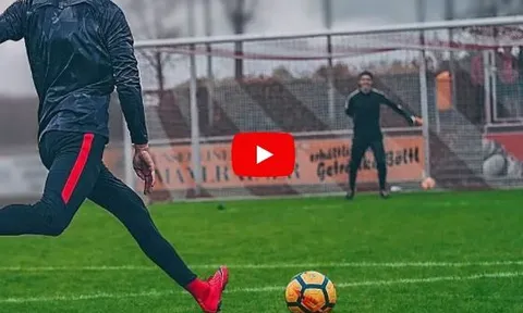 Tập luyện đá phạt cùng Robert Lewandowski