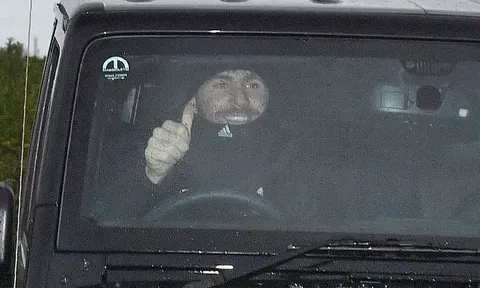 Tất cả buồn rũ rượi, 1 cầu thủ M.U giơ ngón tay cười hớn hở khi Mourinho bị sa thải
