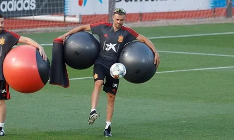 Tây Ban Nha chưa đá, Luis Enrique đã khiến học trò nể phục với hành động này