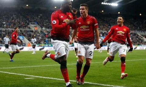 'Anh ta như 1 tia chớp, nhanh hơn bất kì hậu vệ nào của Newcastle'