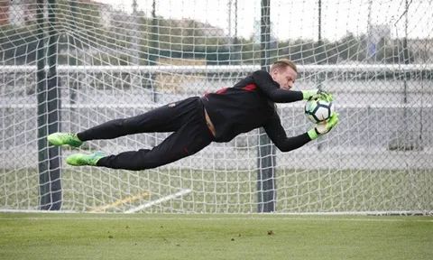 Ter Stegen 'bay lượn' trong ngày trở lại tập luyện với Barca