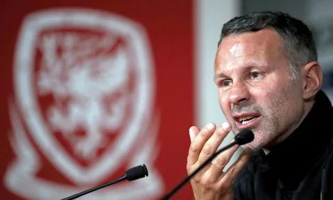 Thảm bại, Giggs 'hóa' Sir Alex 'sấy' cả tuyển Xứ Wales