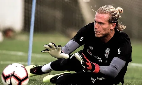 "Thảm họa" Karius tích cực thể hiện trong màu áo đội bóng mới
