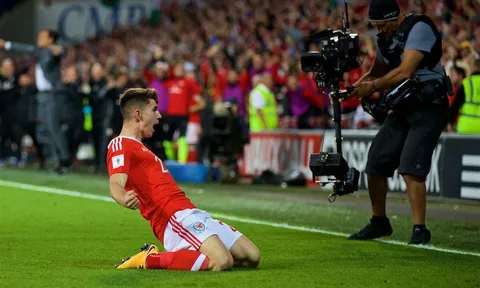 Thần đồng Liverpool khiến xứ Wales phát cuồng