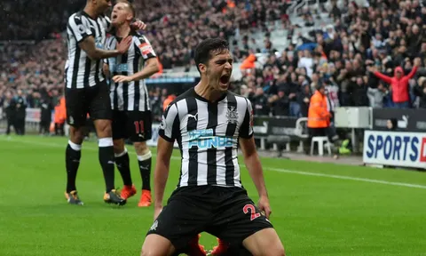 Thần đồng Tây Ban Nha rực sáng, Newcastle hóa ngựa ô