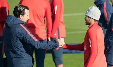 Thân mật với HLV PSG trên sân tập, Neymar dẹp tan tin đồn mâu thuẫn