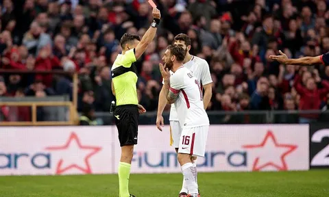 Thẳng tay tát đối thủ, De Rossi mang họa cho Roma