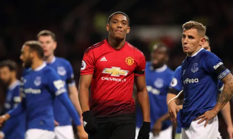 Thắng trận, Martial có biểu cảm khiến tất cả phải ngỡ ngàng